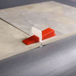 Sistem za niveliranje štipaljki za pločice